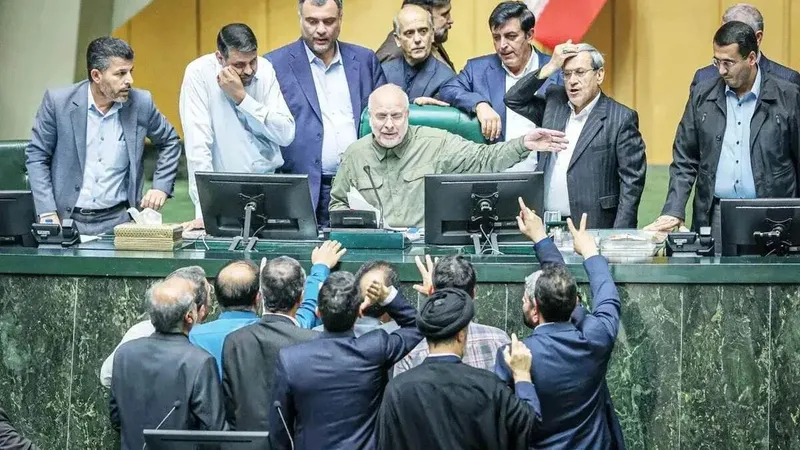 طرح جنجالی مجلس ایران: اقامت دائم خارجی، محرومیت از مشاغل دولتی و عمومی
