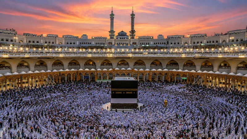 سفر عمره از امارات همچنان برقرار است؛ جزئیات مسیرهای هوایی و زمینی و هزینه‌ها