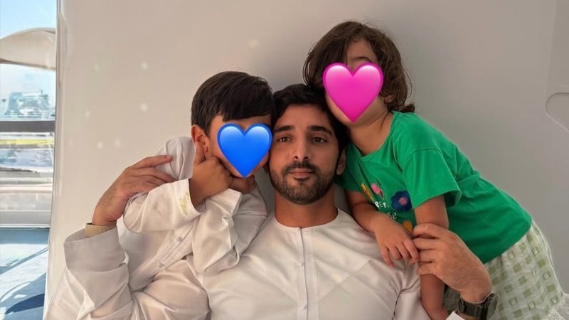 فرزندان ولیعهد دبی زیر درختان زیبای گُل‌مور؛ دوقلوهای شیخ حمدان پنج ساله شدند
