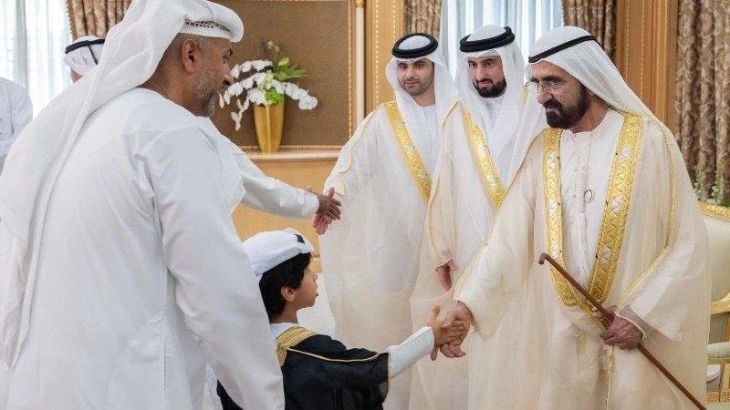 مقامات و شهروندان برای تبریک عید قربان با حاکم دبی در مجلس زعبیل دیدار کردند