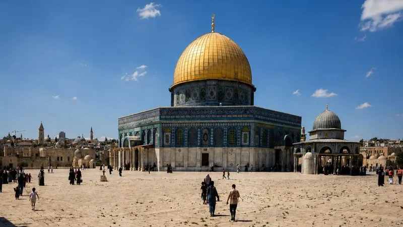 امارات یورش شهرک‌نشینان به مسجدالاقصی و برافراشتن پرچم اسرائیل را به‌شدت محکوم کرد