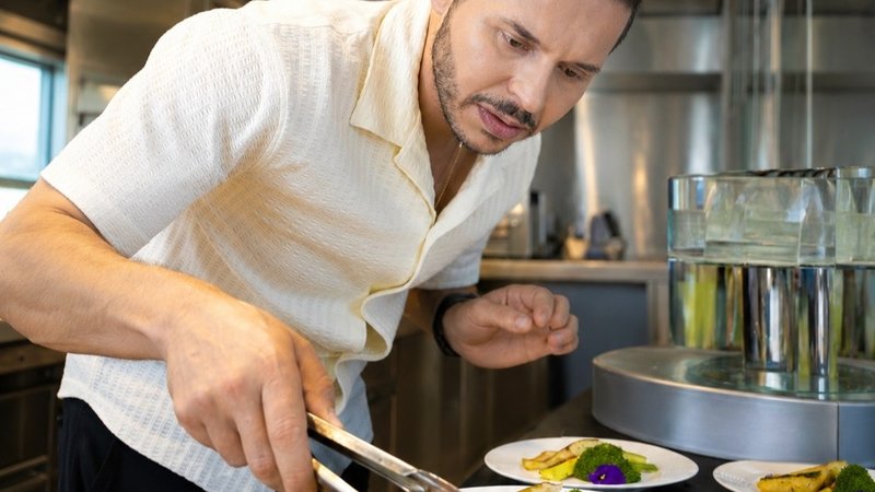 چرا مهاجرت به دبی بهترین تصمیم این مهاجر یونانی بود؟ «امارات به من بال پرواز داد»