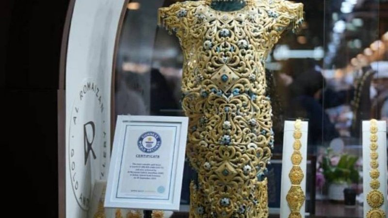 لباس طلایی با وزن بیش از ۱۰ کیلوگرم و طرح‌های جدید الماس در شارجه رونمایی شد