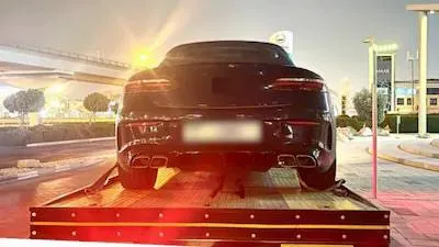 هشدار پلیس دبی پس از نشستن خطرناک یک سرنشین روی درِ باز خودروی در حال حرکت