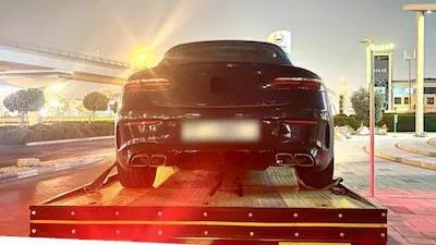 هشدار پلیس دبی پس از نشستن خطرناک یک سرنشین روی درِ باز خودروی در حال حرکت
