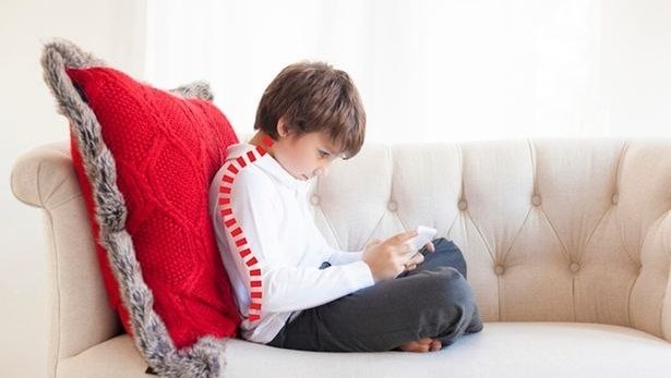 هشدار پزشکان امارات درباره مشکلات گردن در کودکان طی تعطیلات تابستانی