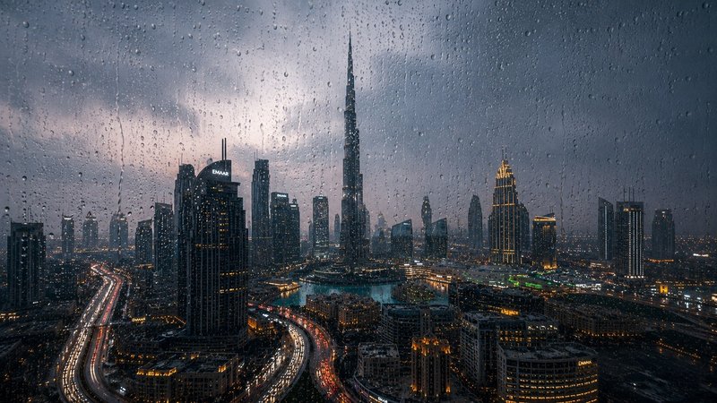 بارش متوسط باران در بخش‌هایی از جاده امارات بین دبی و شارجه
