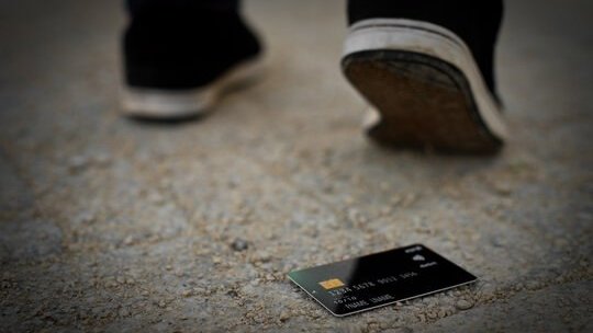 Young man detained for three weeks after keeping a bank card he found