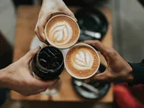 دبي تحتفي باليوم العالمي للقهوة بمشروبات جديدة وتذوق مجاني وعروض خاصة في أنحاء المدينة