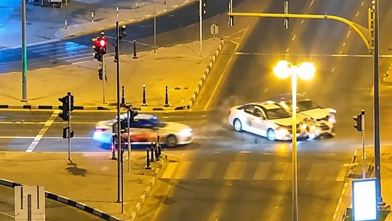 عبور از چراغ قرمز در شارجه به تصادف شاخ‌به‌شاخ انجامید