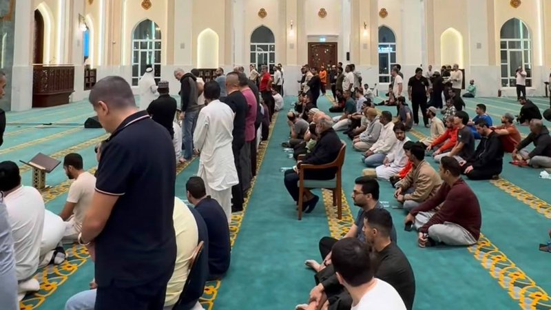لحظه اعلام هشدار حمله پهپادی ایران، دیشب هنگام خواندن نماز تراویح در یک مسجد در دبی