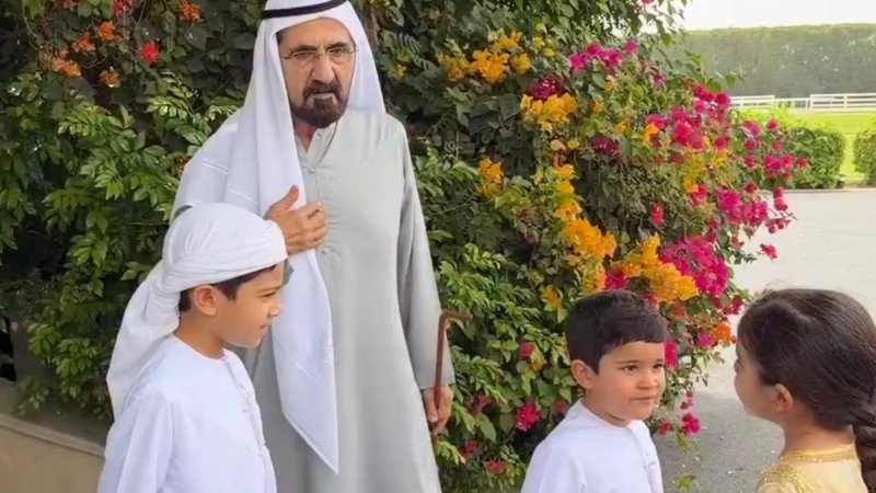 حاکم دبی در کنار نوه‌هایش در روز عید فطر