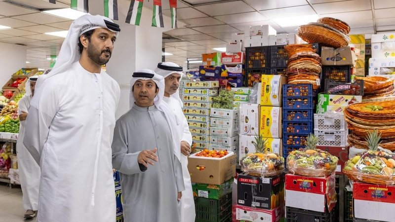 بازدید وزیر اقتصاد امارات از بازار العین: تأکید بر فراوانی کالا و ثبات قیمت‌ها