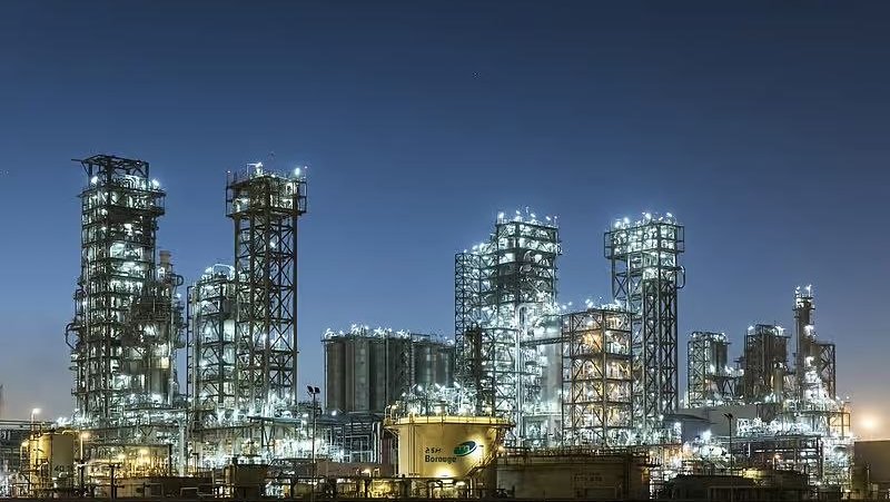 آتش‌سوزی‌های متعدد در کارخانه پتروشیمی بروج ابوظبی در اثر سقوط بقایای ناشی از رهگیری: فعالیت کارخانه به حالت تعلیق درآمد