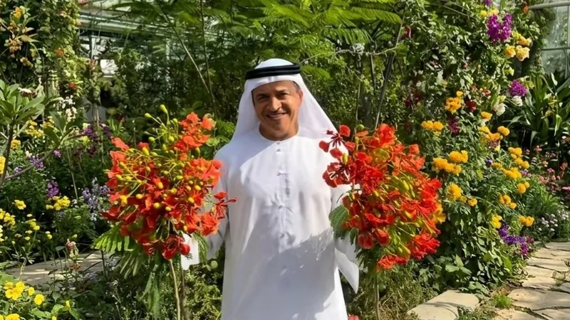 کشاورز اماراتی ۲۰۰ درخت گُل‌مور به شهرداری دبی اهدا کرد