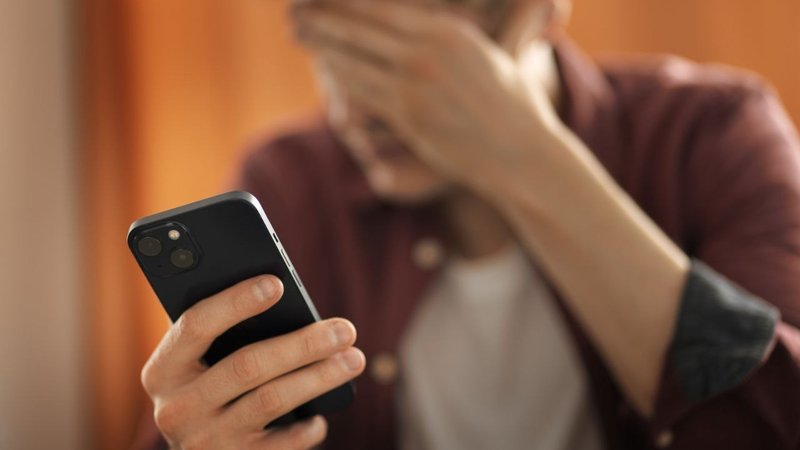 مردی به دلیل تماس‌های مکرر و ایجاد مزاحمت برای مردی دیگر به پرداخت ۶۰ هزار درهم محکوم شد