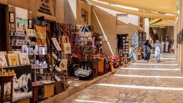 فروشگاه‌ها در دبی فقط می‌توانند یک نام تجاری را روی سردر خود نمایش دهند