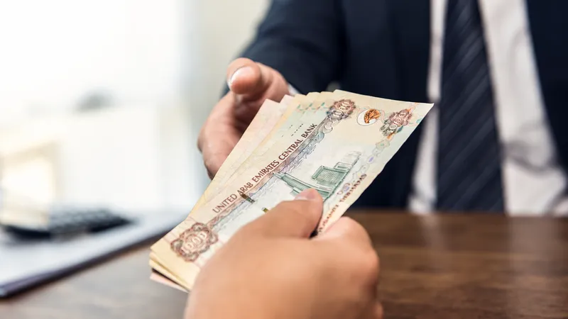 کارکنان بخش خصوصی در امارات می‌توانند تا ۵۰ درصد حقوق خود را زودتر دریافت کنند