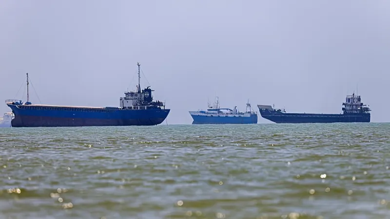 Ship-to-ship transfers in Fujairah: The primary route for bypassing the Strait of Hormuz