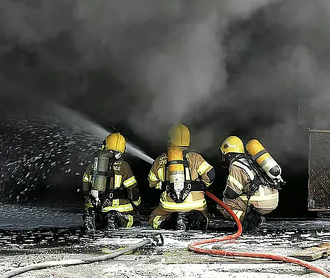 Fire breaks out in a warehouse in Abu Dhabi; emergency teams are ...
