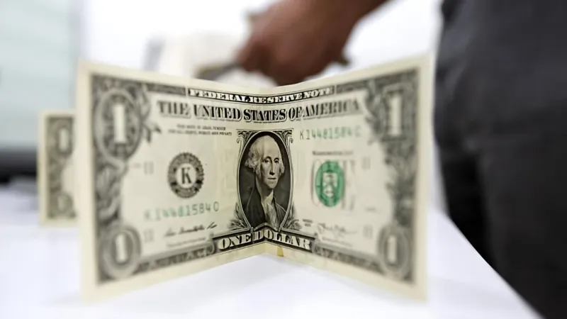 US dollar crosses 200,000 tomans for first time; dirham hits 55,000 tomans