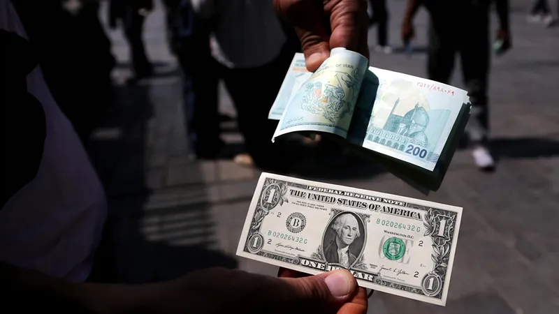 US Dollar Tops 210,000 Tomans on Iran’s Open Market