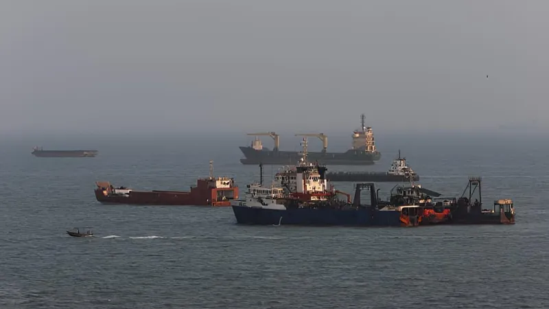 Traffic Rises on US-Controlled Strait of Hormuz Route; 10 Million Barrels of Oil Pass Through Southern Corridor Daily