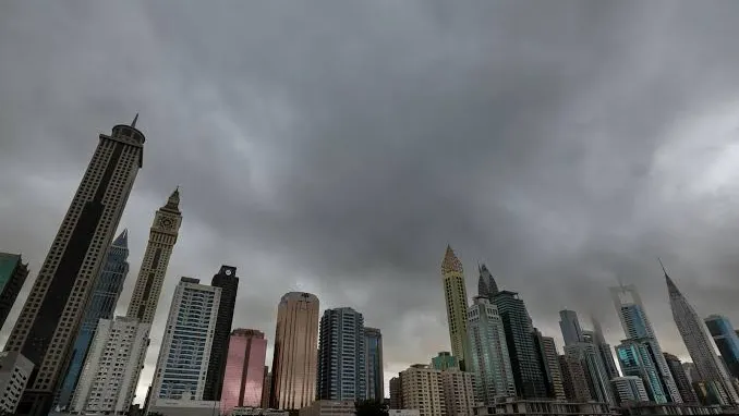 هشدار قرمز مه در امارات؛ احتمال بارش باران همزمان با کاهش دما
