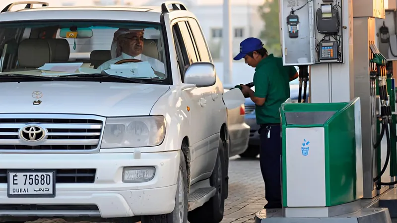برخلاف پیش‌بینی‌ها؛ قیمت بنزین در امارات برای ماه نوامبر ارزان شد