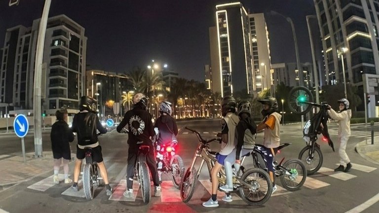 برخورد قاطع پلیس دبی با موتورسواری پرخطر نوجوانان پس از افطار: والدین برای تخلفات فرزندانشان احضار می‌شوند