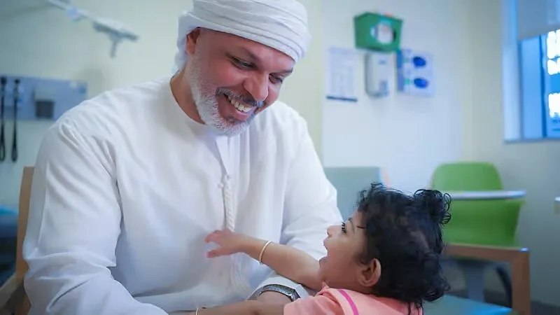 دختر دو ساله در ابوظبی پس از جراحی پیشرفته برای نخستین بار به صدا واکنش نشان داد