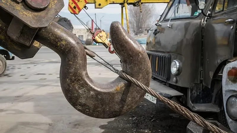راننده جرثقیل حمل خودرو در دبی پس از سقوط خودرو هنگام تخلیه جان باخت