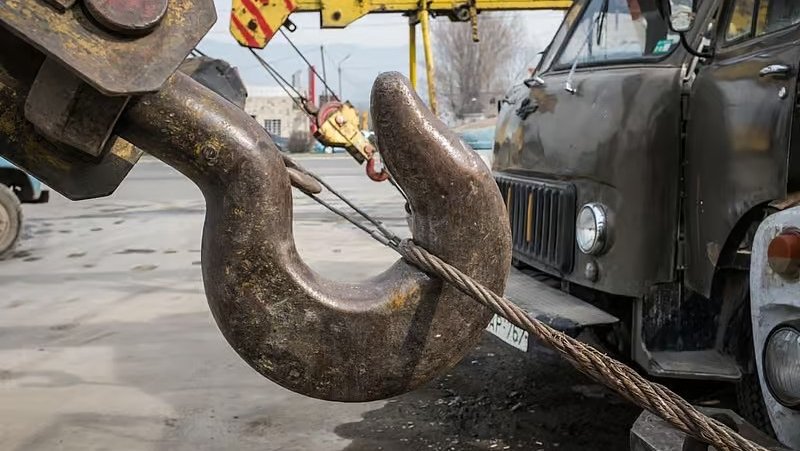 راننده جرثقیل حمل خودرو در دبی پس از سقوط خودرو هنگام تخلیه جان باخت