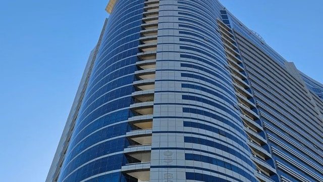 زن هندی مقیم امارات پیش از سقوط از ساختمان در شارجه دخترش را به پایین انداخت؛ شوهر او مورد بازجویی قرار گرفت