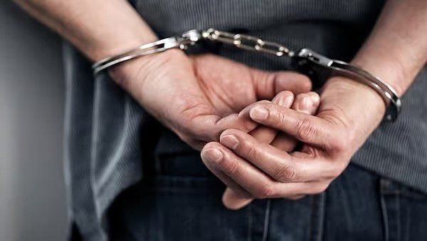 پلیس دبی گروهی از مردان را به دلیل دعوا و درگیری با چاقو بازداشت کرد