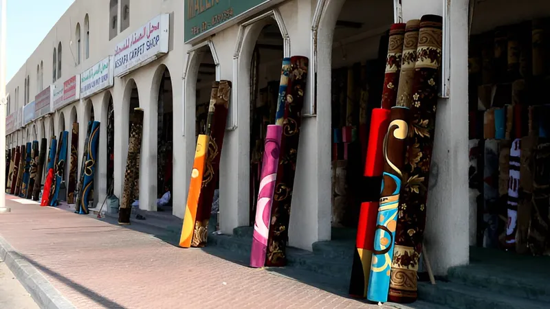 آتش‌سوزی در بازار فرش ابوظبی؛ پلیس و دفاع مدنی در محل حادثه