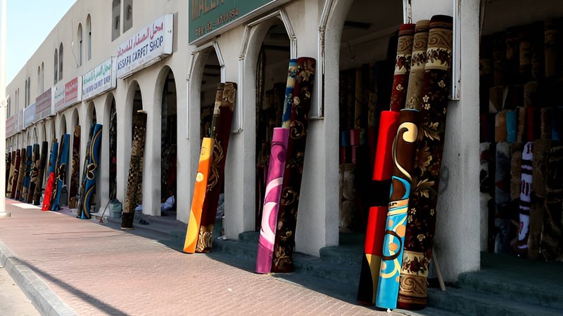 آتش‌سوزی در بازار فرش ابوظبی؛ پلیس و دفاع مدنی در محل حادثه