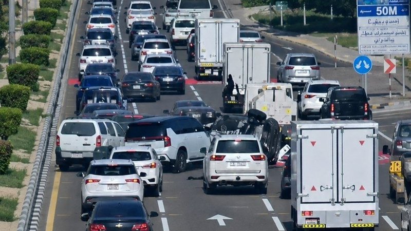 تصادف در ابوظبی باعث واژگونی خودرو شد