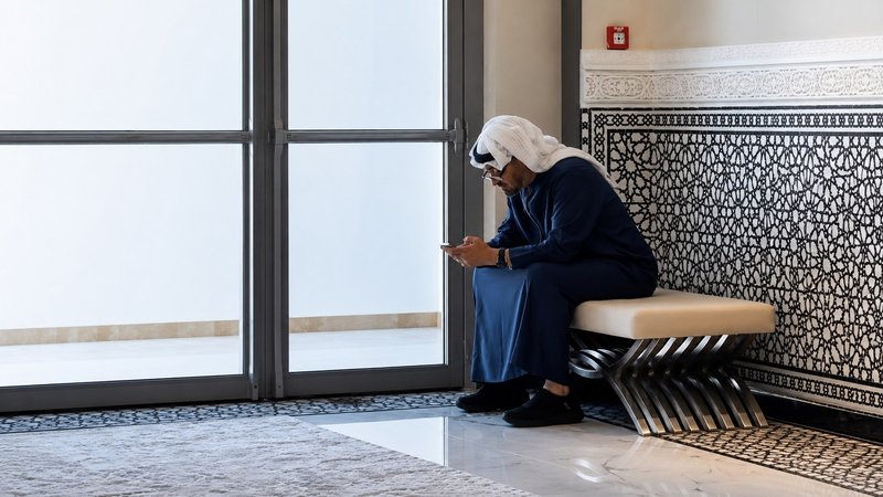 ویدیویی از حضور رئیس امارات، در یک فضای عمومی و بدون تشریفات مرسوم