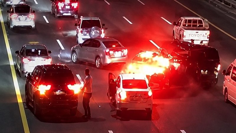 واژگونی خودرو در تصادف زنجیره‌ای در ابوظبی؛ پلیس: وسط جاده توقف نکنید!