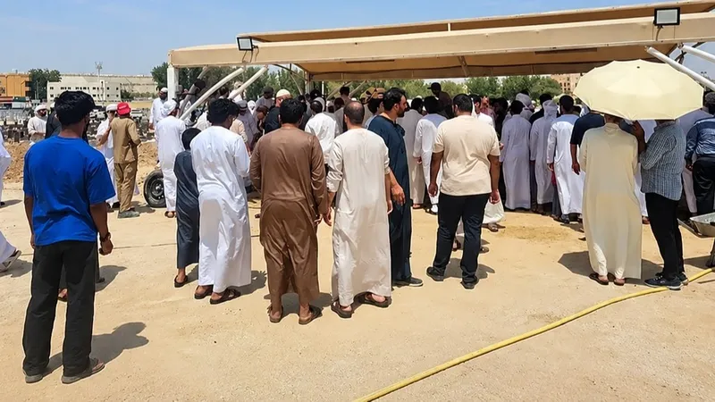 فراخوان ساده در شبکه‌های اجتماعی صدها نفر را به مراسم خاکسپاری یک مادر جوان در دبی کشاند