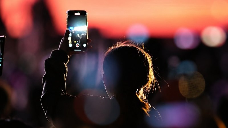 تصوير المخالفات في الإمارات ليس جريمة دائماً.. الأمر يتوقف على نيتك!