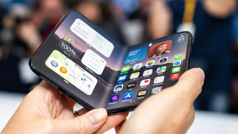 قیمت آیفون تاشوی اپل در بازار آزاد امارات به ۲۵ هزار درهم رسید؛ سود ۳۲ هزار درهمی یک فروشنده در یک ساعت!