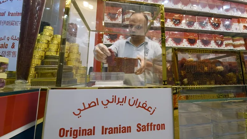 با وجود تعلیق مبادلات، زعفران و پسته ایرانی همچنان به بازار دبی می‌رسند