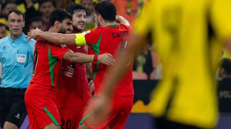 سردار آزمون با دو گل در ۱۶ دقیقه، شباب‌الاهلی را در جده از سد الاتحاد گذراند